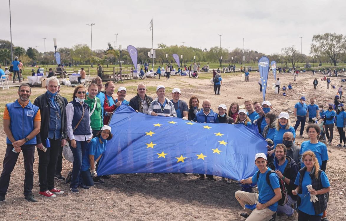 Embajadores europeos limpiaron basura en la costa del Río de la Plata | Nacionales