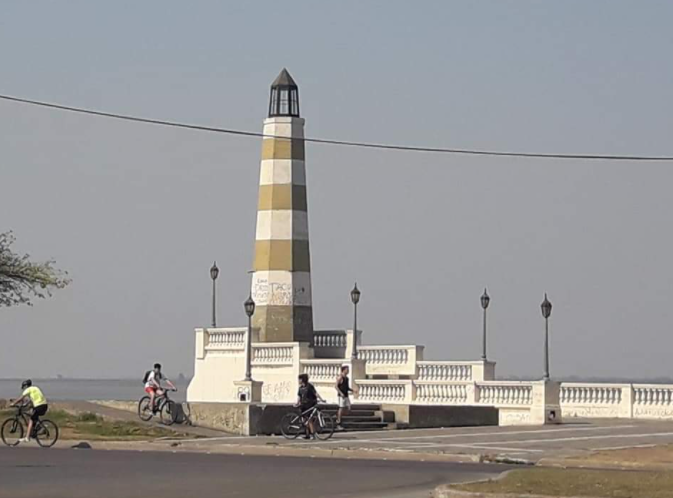 Día no laborable con buen tiempo y cielo despejado en la ciudad | Información General