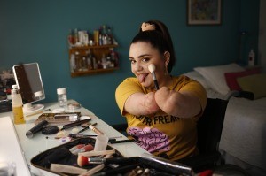 Maquilladora social sin manos: "Maquillo para empoderarme" | Igualdad y Género