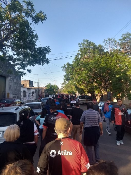 Ahora: largas colas para ingresar al estadio de Colón | Deportes