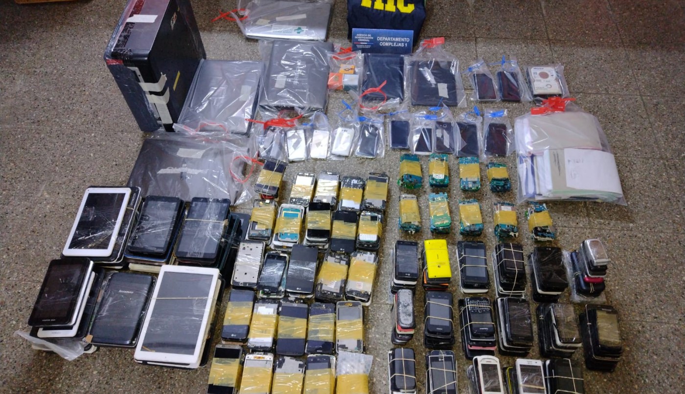 Detienen a doce personas en la ciudad por comercializar celulares adulterados | Policiales