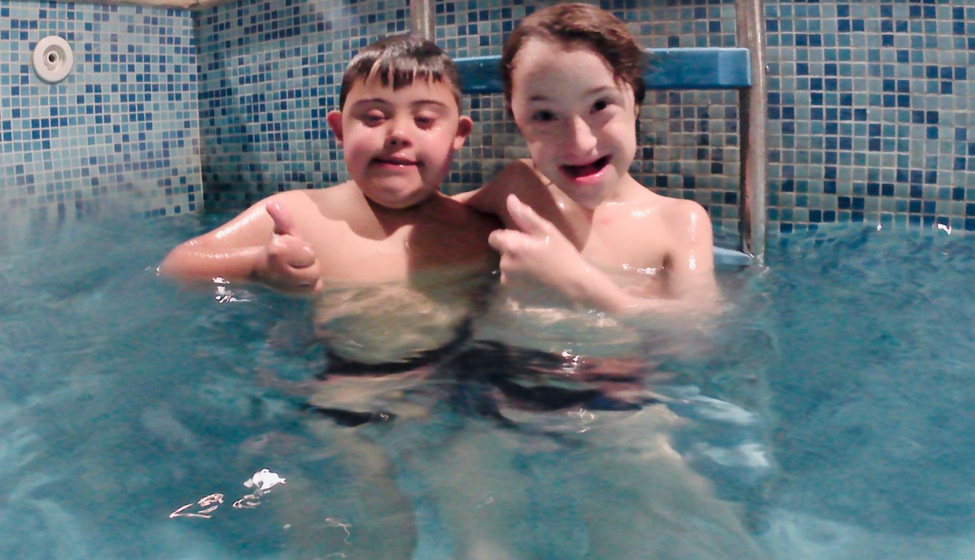 "Agua terapéutica": los beneficios de la natación adaptada para niños con discapacidad | Igualdad y Género