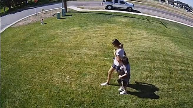 Un hombre inventó un sistema "cruel" para evitar que la gente pise su césped y grabó todo | Redes