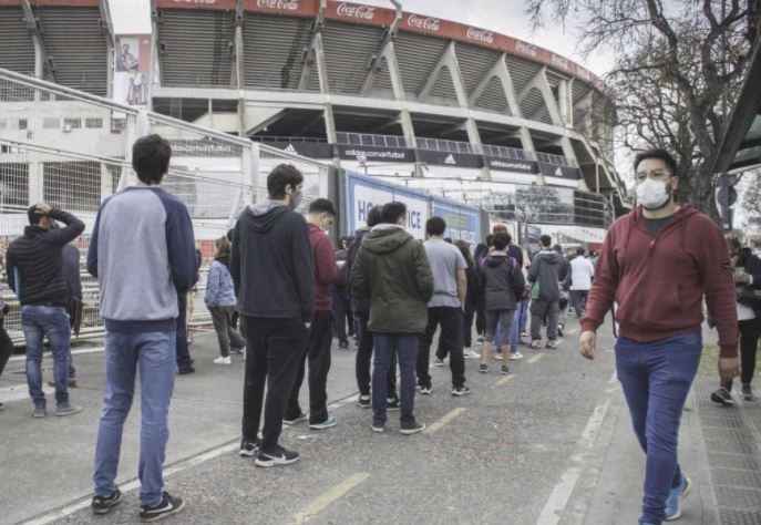Caos por las entradas de la Selección: retrasos, quejas y hasta 15 cuadras de colas en el Monumental | Deportes