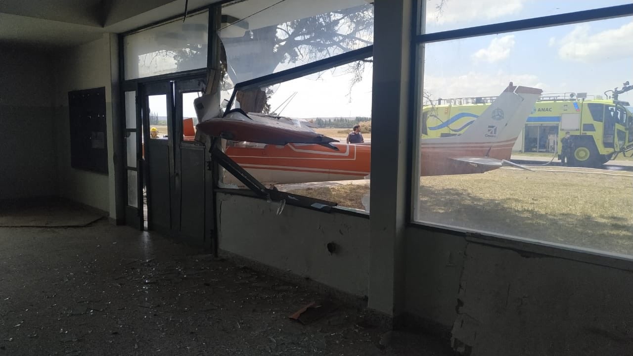 Perdió el control de la avioneta y terminó incrustado contra un edificio del aeropuerto de Neuquén | Nacionales
