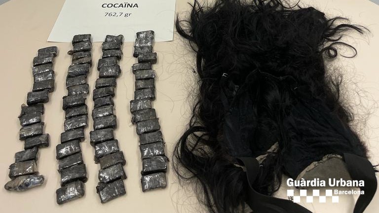 Arrestaron a una mujer que escondió 58 bolsas de cocaína en su peluca | Policiales