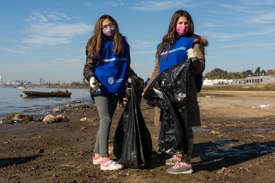 Recolectaron 900 kilos de residuos plásticos en la jornada de limpieza del Paraná | Noticias