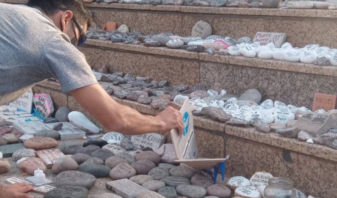 Juntos por el Cambio denunció que "una horda llena de odio" atacó el memorial por las víctimas del Covid en Plaza de Mayo | Nacionales