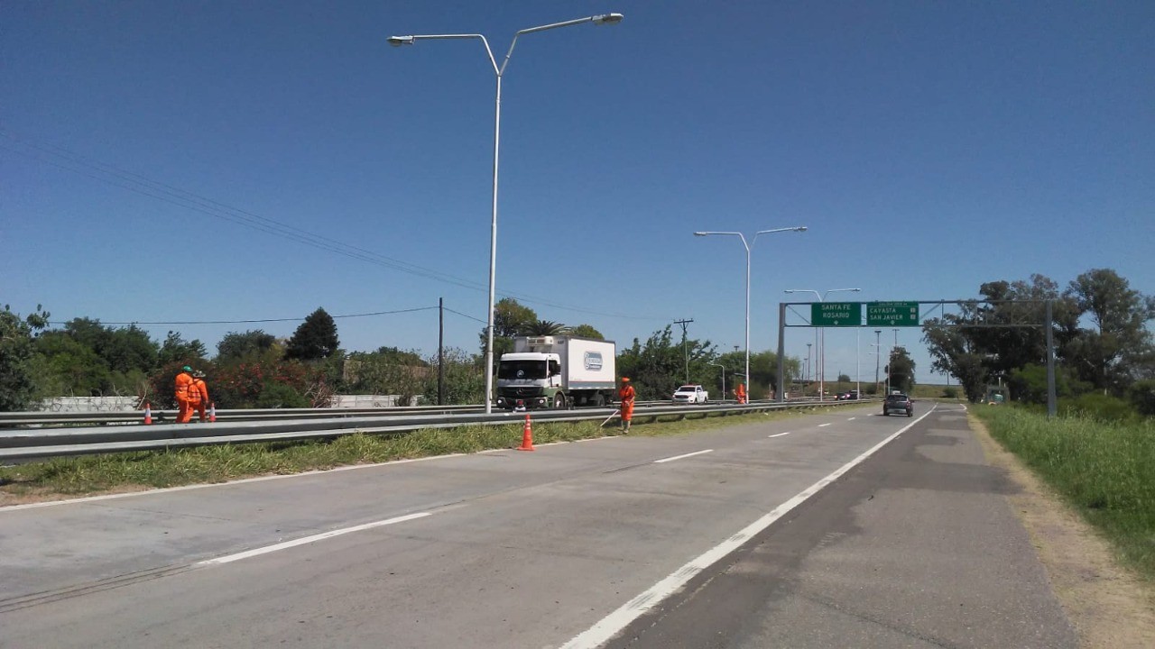 Realizan tareas de corte de pasto y desmalezado en la Autovía Santa Fe-Paraná | Información General