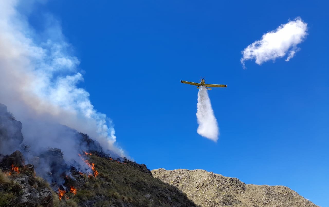 Córdoba: bomberos combaten un incendio en traslasierra | Nacionales