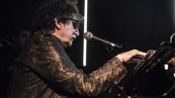 Con carpas, mantas y reposeras fanáticos de Charly hicieron cola en el CCK para conseguir una entrada | Espectaculos
