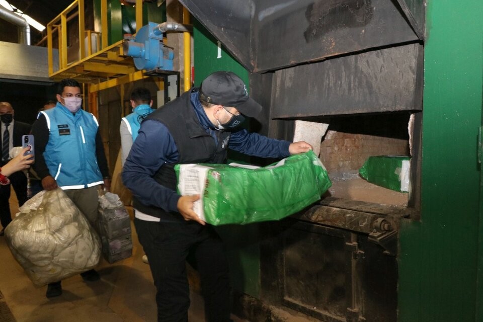 Quemaron más de 50.000 barbijos truchos del Conicet en Chacarita | Nacionales