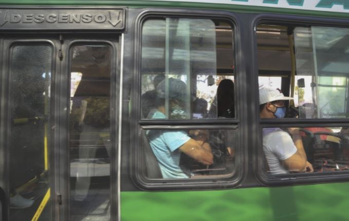 Encuesta posconfinamiento: el 73.7% volvió a la oficina y el 76,7% viaja en subte, colectivo y tren | Información General