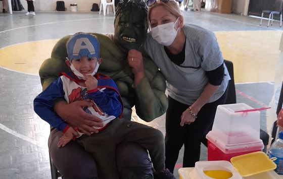 Video: El "Increíble Hulk" acompañó a su hijo a vacunarse | Nacionales