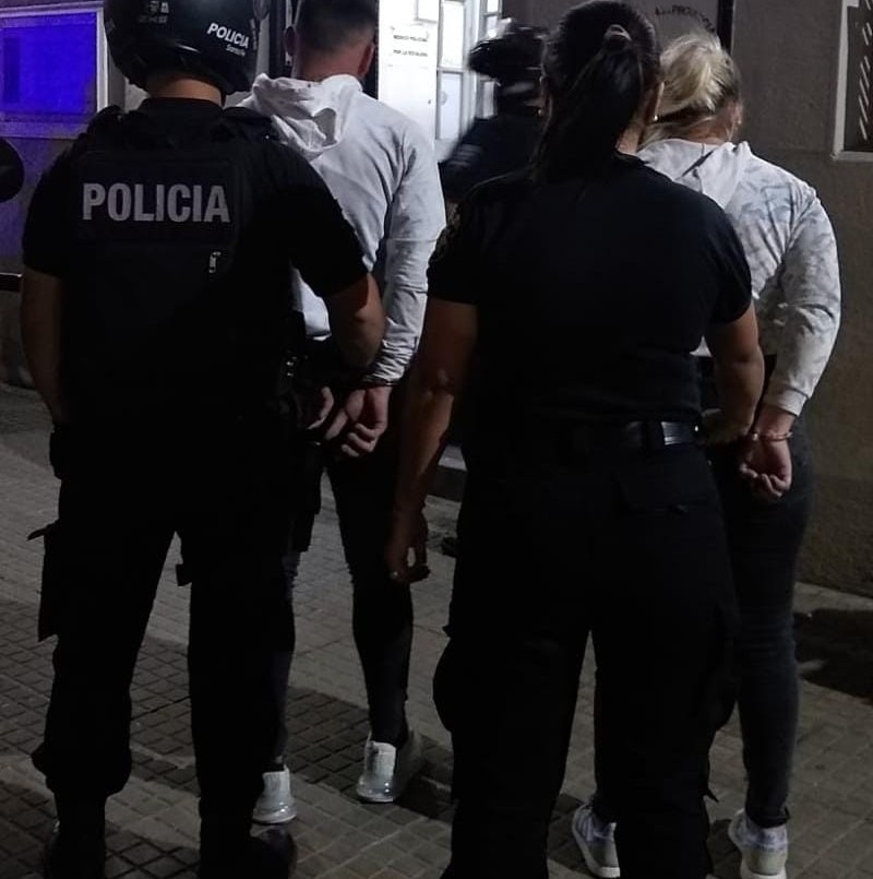 Detuvieron a una pareja que robaba a repartidores de delivery | Policiales