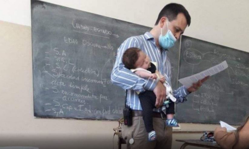 Gesto: Un profesor cuida a la beba de una alumna para que ella pueda estudiar | Nacionales