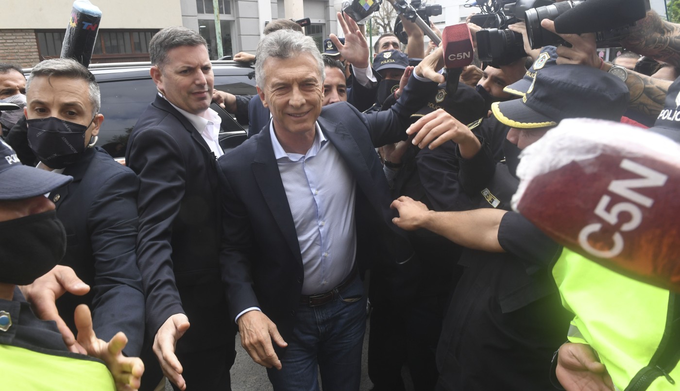 Video: Macri le sacó el micrófono al periodista de C5N antes de entrar a declarar en Dolores | Judiciales