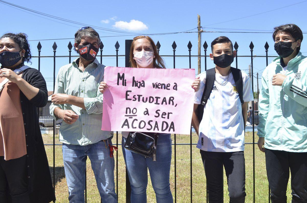 Imputarán a un docente de un colegio por acosar a una alumna por WhatsApp | Nacionales