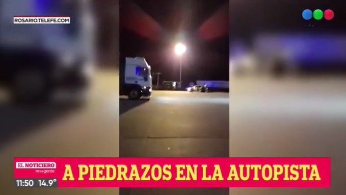 Rosario: Tiran piedras en la autopista para frenarlos y robarles | Noticias