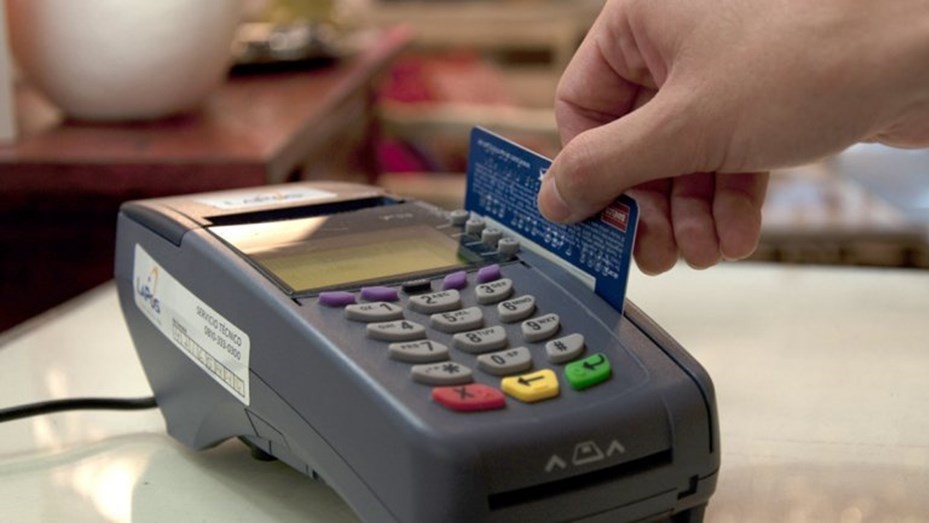 Extienden hasta fin de año el reintegro de 15% en compras con tarjeta de débito | Información General