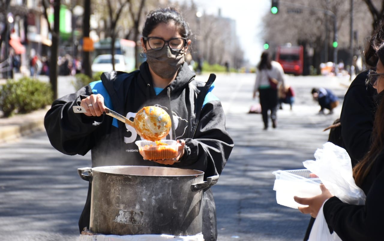 Estudiantes organizaron una "olla popular" al ver que sus vecinos no tenían alimentos | Nacionales