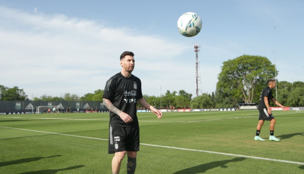 Lionel Messi realizó parte de la práctica a la par de sus compañeros y podría jugar unos minutos frente a Uruguay | Deportes