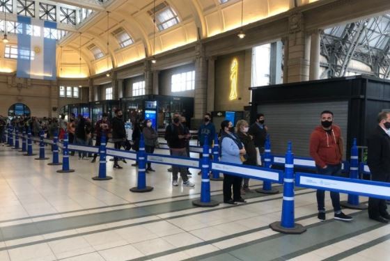 Largas filas en Retiro para comprar pasajes en tren a Córdoba para la temporada | Nacionales