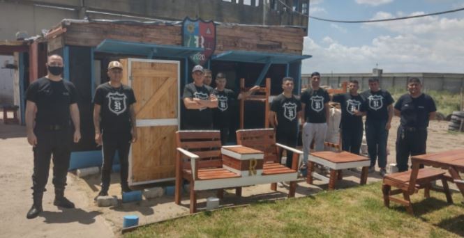Presos bonaerenses fabricaron y donaron muebles a una familia que perdió todo en un incendio | Nacionales