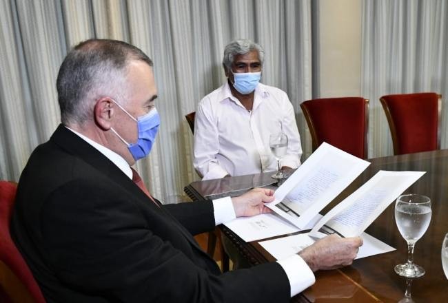 Un jubilado introdujo en el sobre de la votación una nota para el Gobernador de Tucumán, quien lo buscó y lo recibió | Nacionales