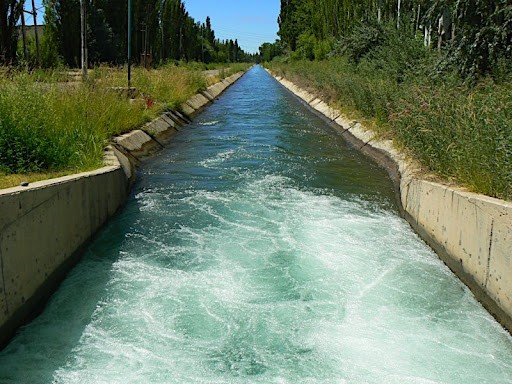 Un hombre salvo la vida de su hijo de dos años que había caído a un canal de riego | Nacionales