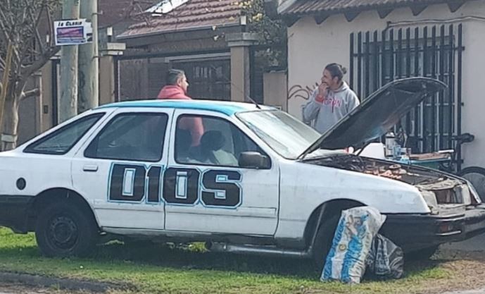 Un auto-parrilla homenajea a Maradona en Ituzaingó | Nacionales