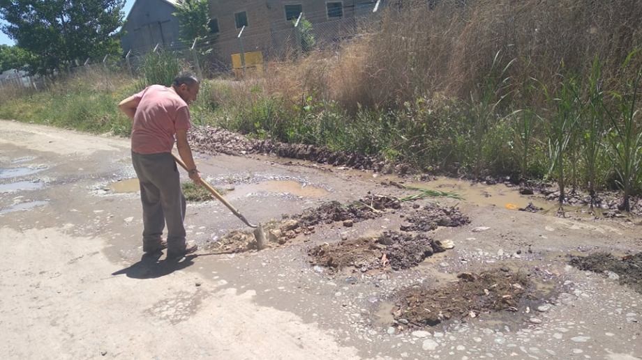 Harto de la inacción del Municipio, un hombre de 73 años decidió arreglar la calle | Nacionales