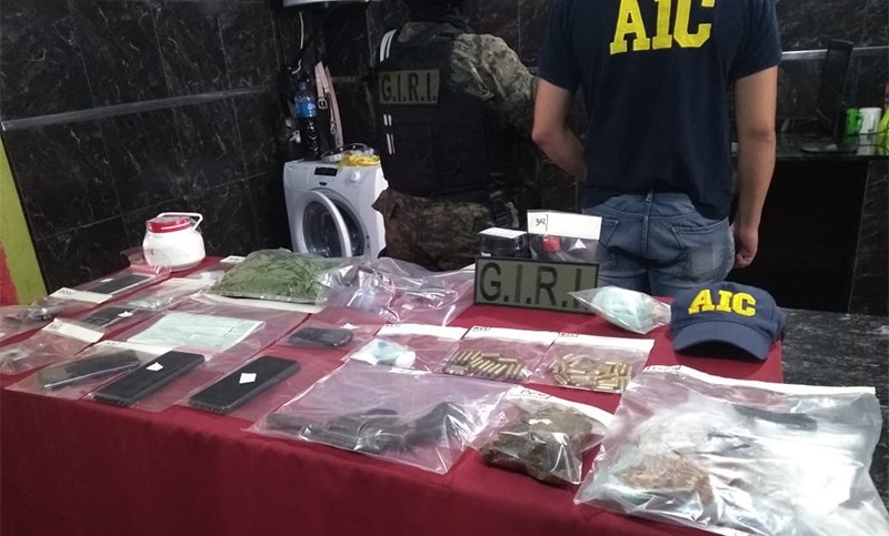 Secuestraron armas de guerra y detuvieron a dos personas tras un allanamiento por venta de drogas | Policiales