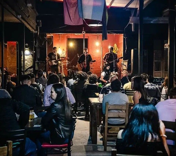 Indignante: vecinos arrojaron botellas de hielo desde un edificio a comensales de un bar | Noticias