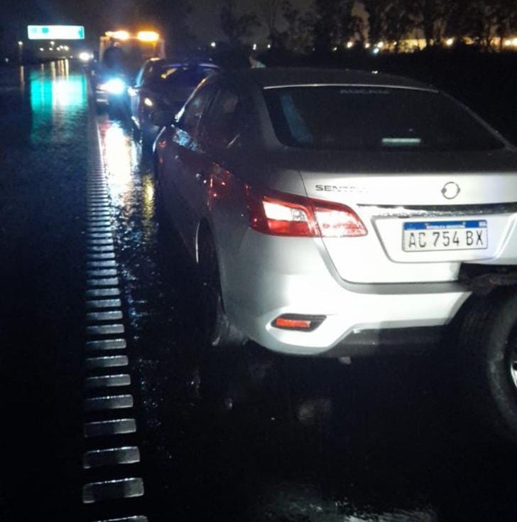 Autopista Santa Fe-Rosario: Pusieron adoquines en la calzada y les robaron a los automovilistas | Policiales