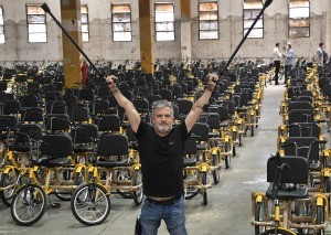 Subió al Himalaya con su bici adaptada, su hazaña llegó a Netflix y dona bicicletas con su fundación | Nacionales