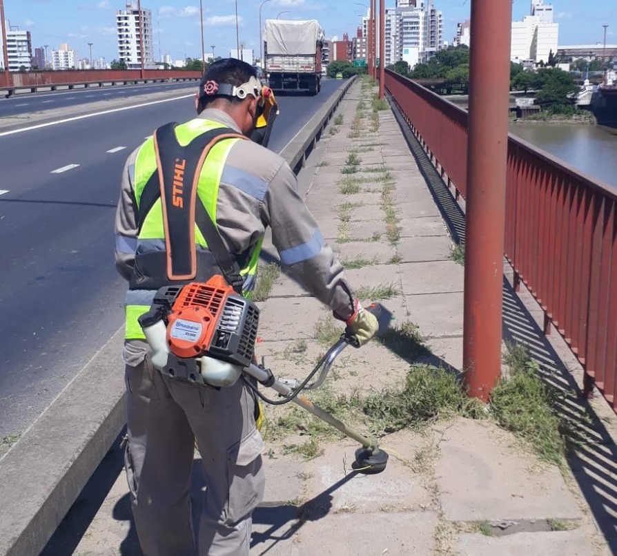 Realizan limpieza de sectores peatonales en Puente Oroño | Información General