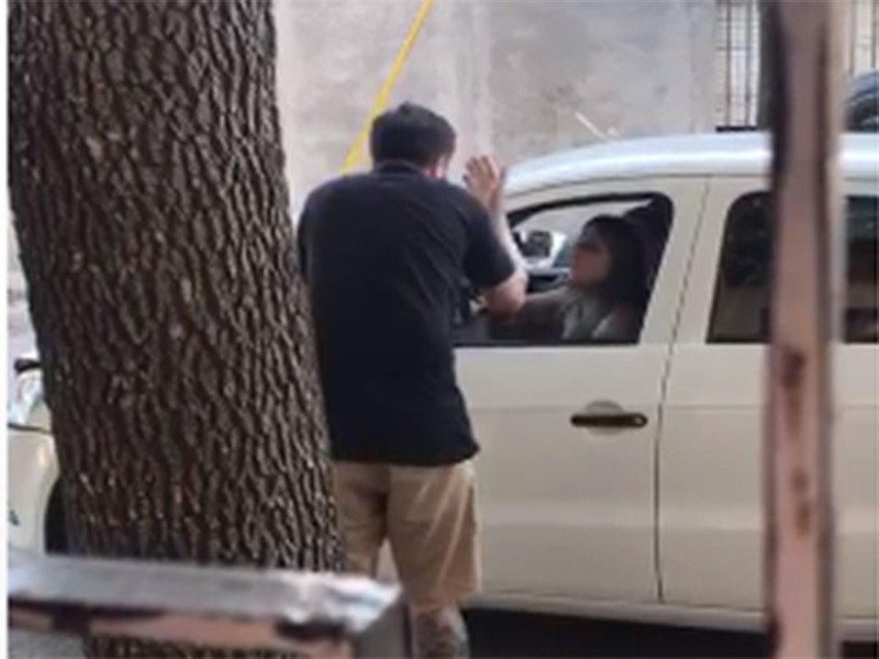 La violenta agresión de un hombre a una mujer que le chocó el auto: "Te arrancaría la puerta" | Redes