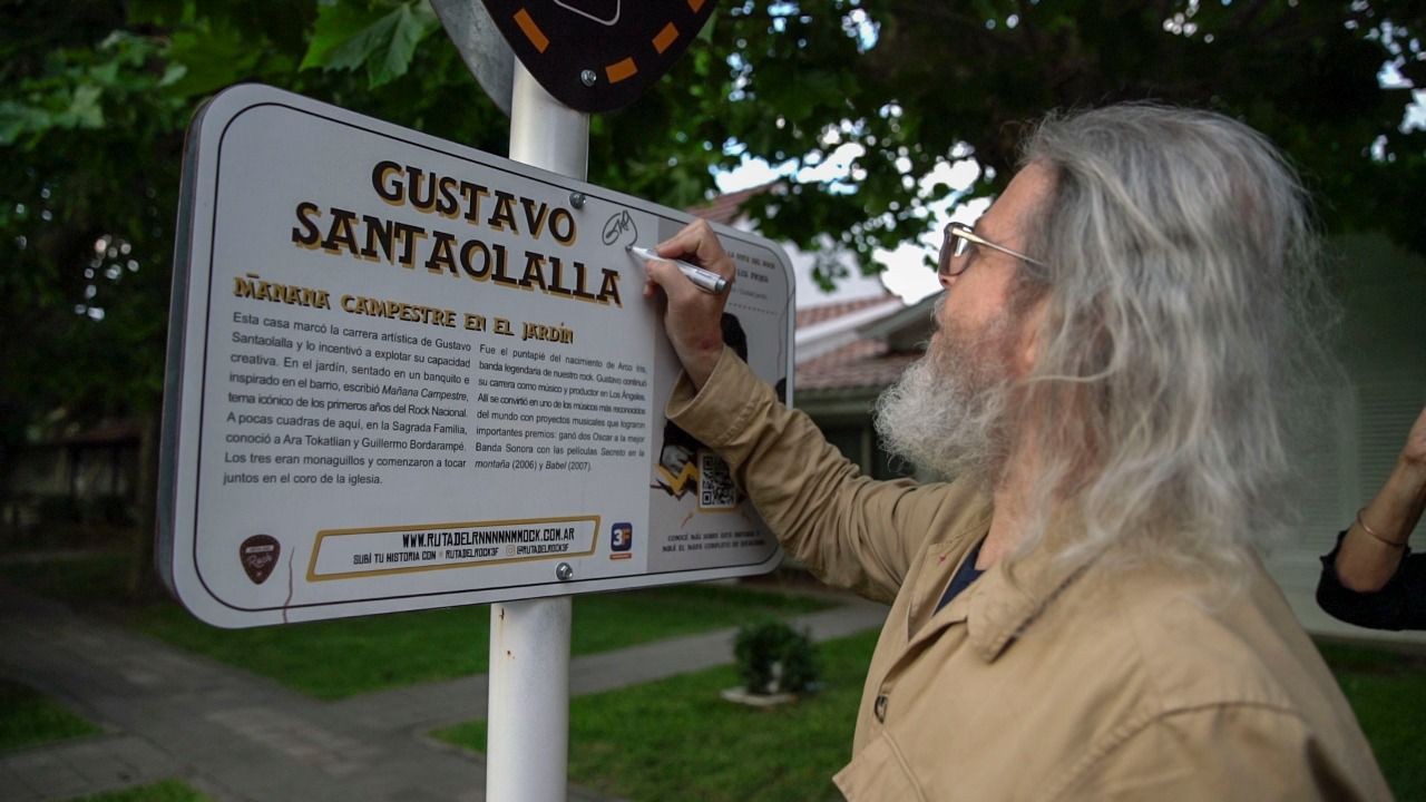 Gustavo Santaolalla volvió a su barrio y recorrió la Ruta del Rock de Tres de Febrero | Espectaculos