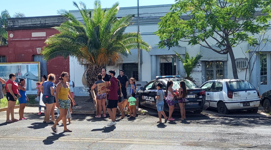 Por presunta violencia policial vecinos se manifiestan frente a la seccional 8va | Noticias