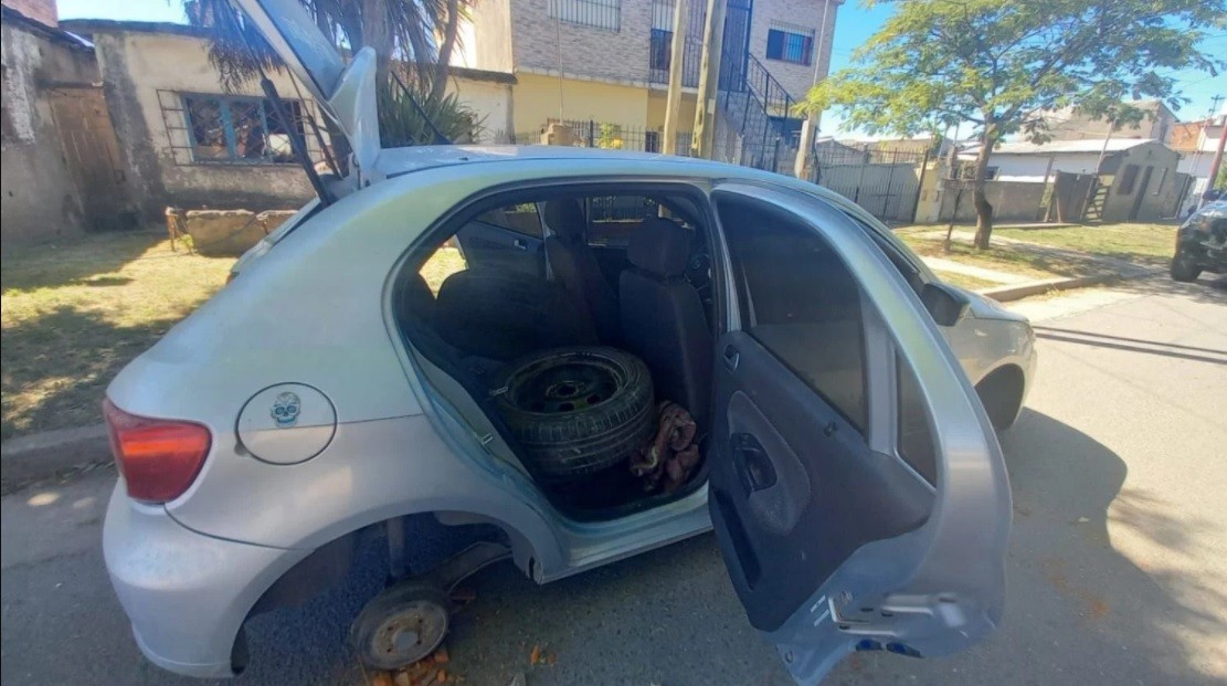 Denunció que le robaron las ruedas: la Policía las encontró dentro de su auto | Nacionales