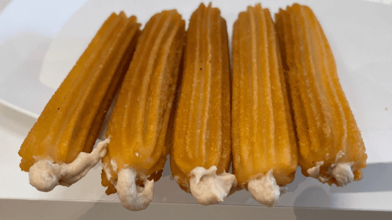 Tras el pan dulce salado, aparecieron los churros con vitel toné y estalló la polémica | Redes