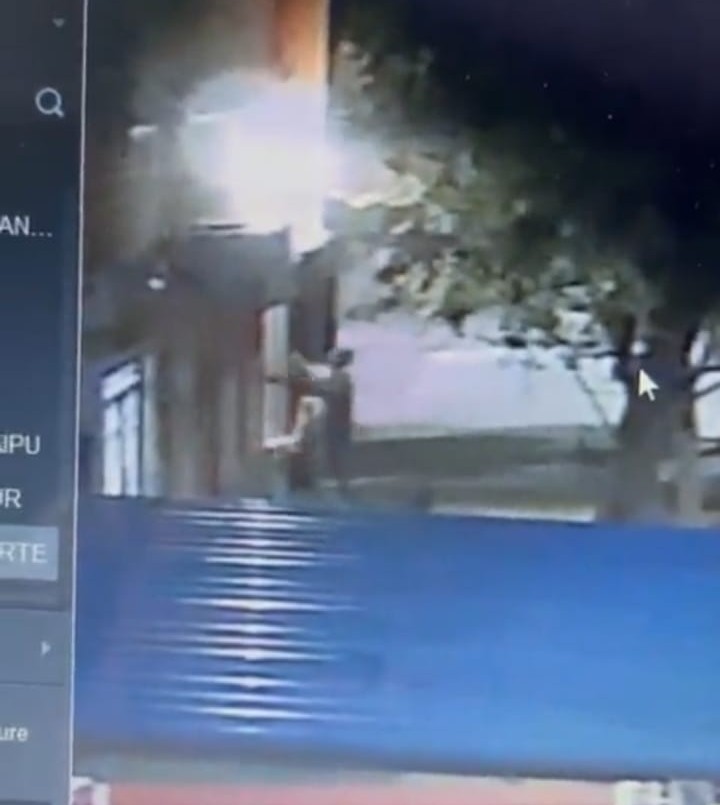 Increíble: se roba un reflector de la puerta de una casa | Noticias