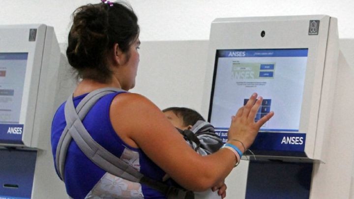 Quienes reciben la AUH pueden cobran el bono de $8.000  solo si cumplen un requisito | Información General