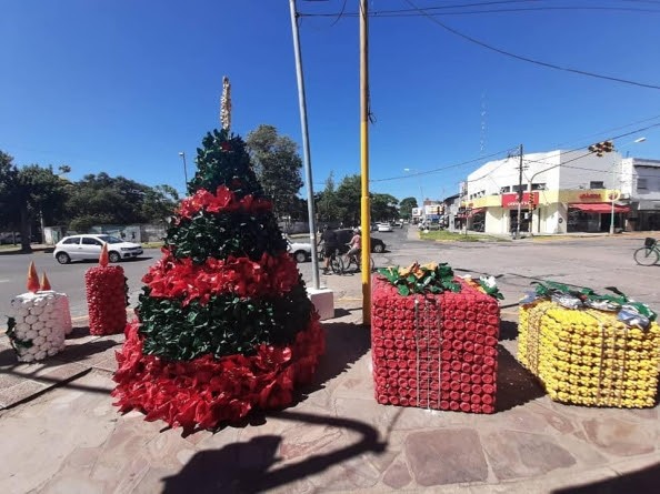 Navidad sustentable Santo Tomé: Así es el árbol armado con 25.000 botellas reutilizadas | Información General