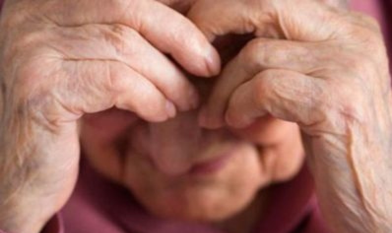 Mujer de 90 años se despertó cuando un joven la abusaba en su cama | Nacionales