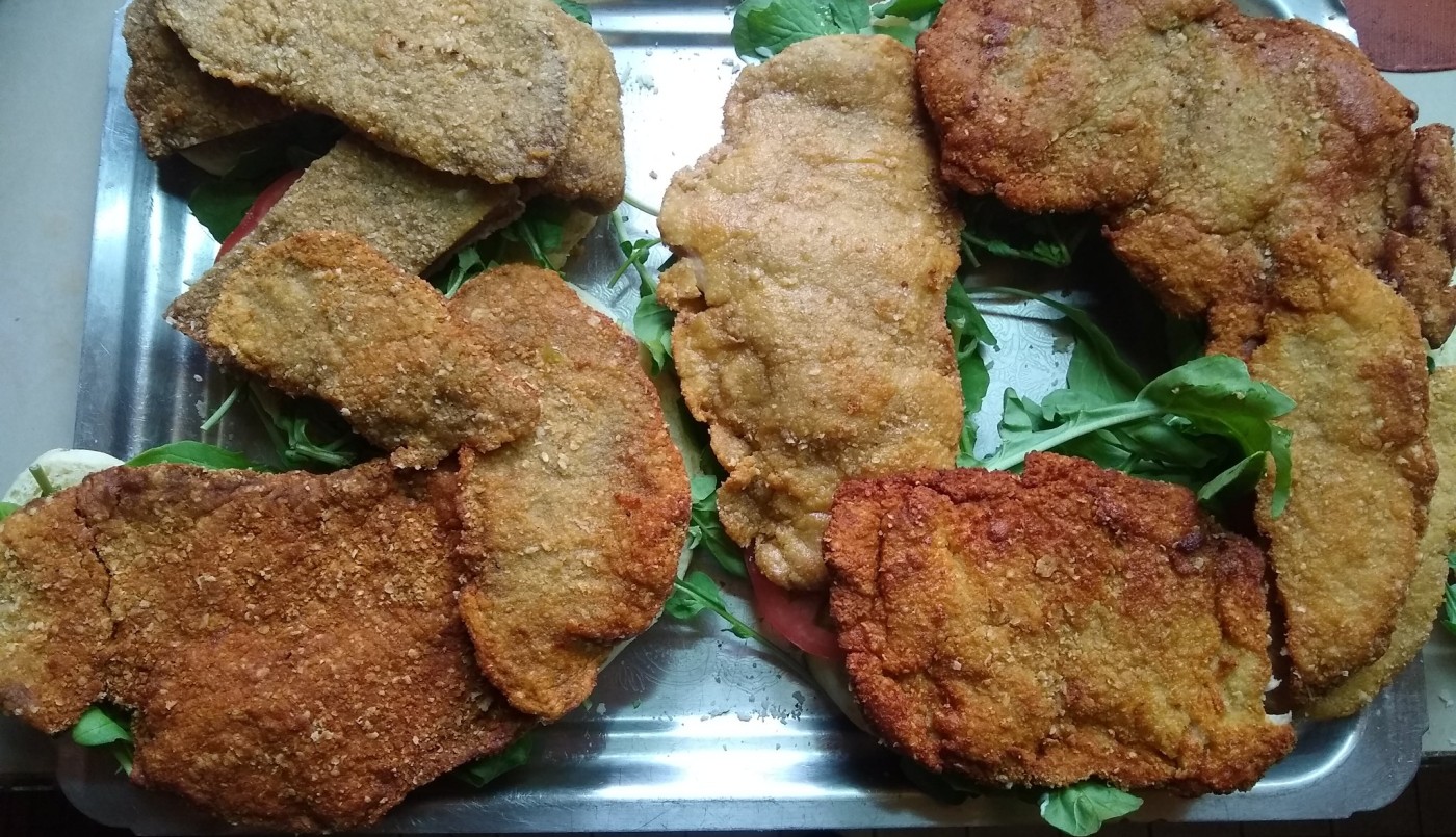 Fotos: su prima cumplió 30 años y le regaló una torta-sandwich de milanesa | Redes