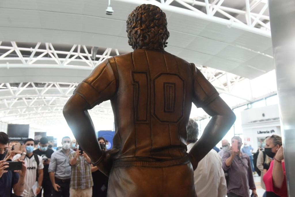 Inauguraron una estatua de Maradona en el aeropuerto de Ezeiza | Nacionales