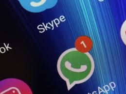 Una mujer le escribió al papá de una compañera de su hija y le pidió que cambie su foto de WhatsApp: “Para evitar problemas con los esposos de las demás” | Redes