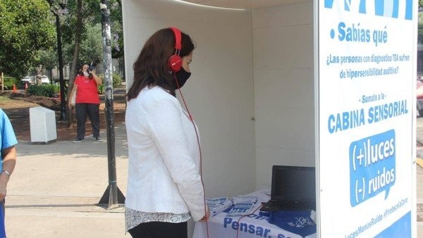 Instalan cabina de sonido en Formosa para experimentar lo que sienten niños autistas por pirotecnia | Información General